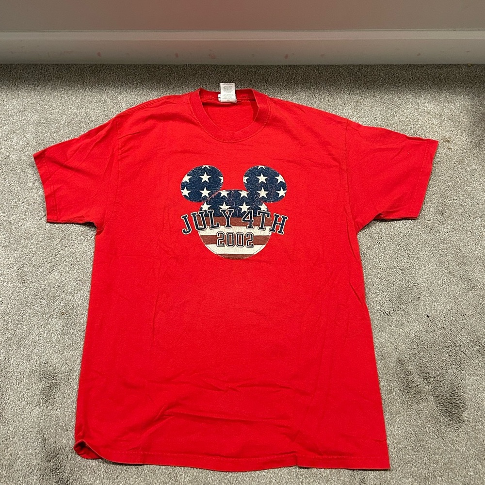 2002 Red Disneyland Tee Shirt Size L